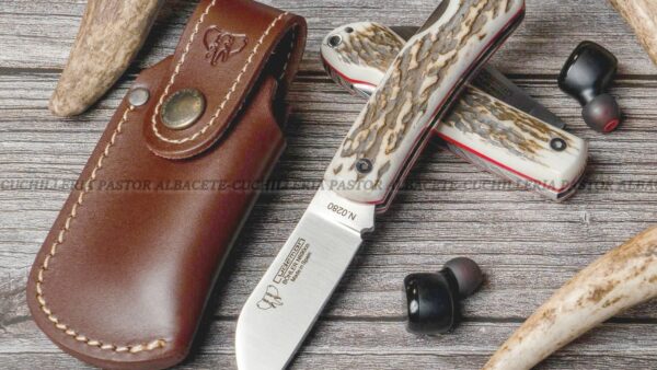 La Navaja Cudeman Marinera 386-CVF es una auténtica joya de la cuchillería artesanal de Albacete (España), elaborada por la reconocida firma Cudeman.