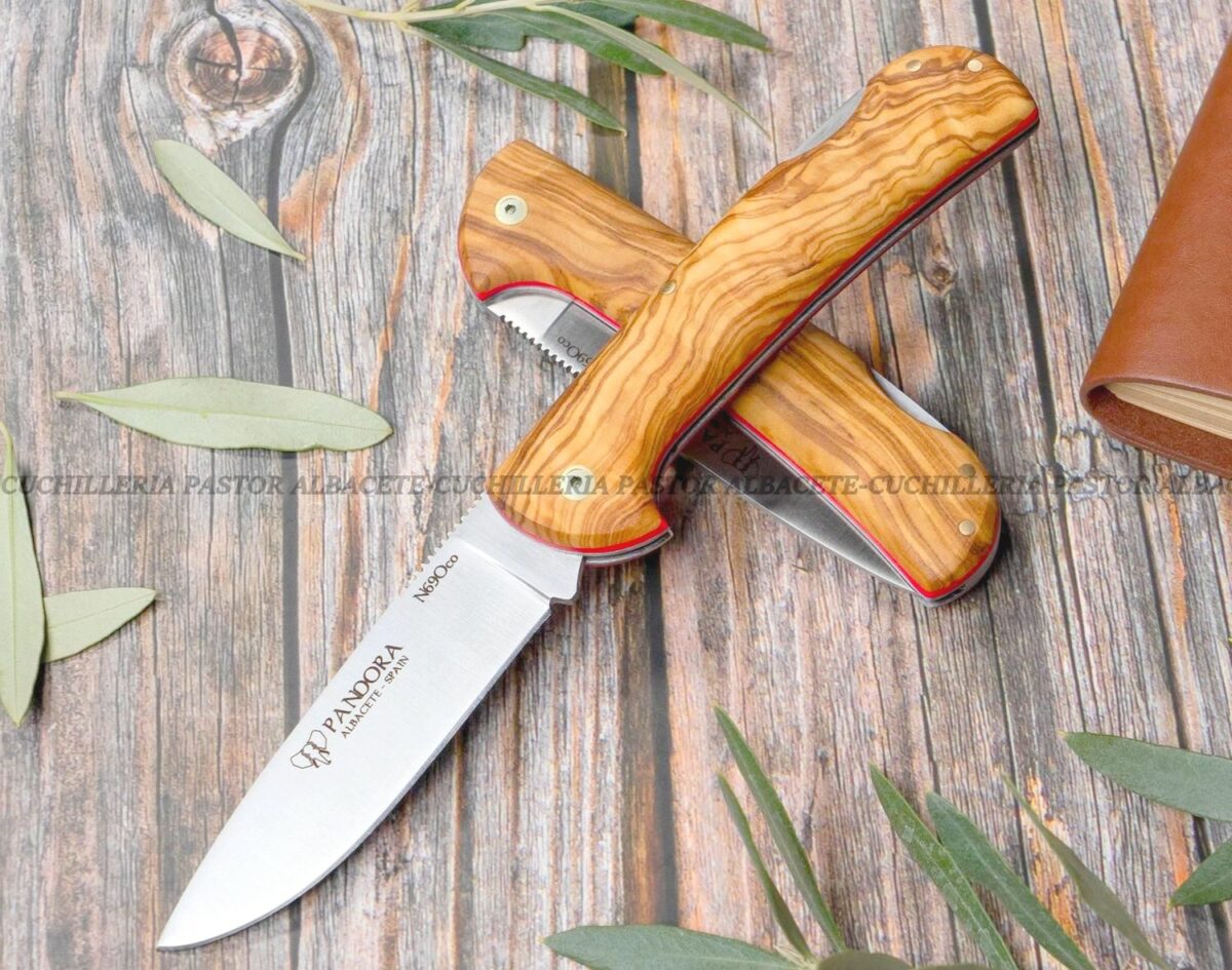 La Navaja Cudeman Pandora 388-L es una obra maestra de la cuchillería artesanal de Albacete (España), fabricada por la reconocida casa Cudeman.