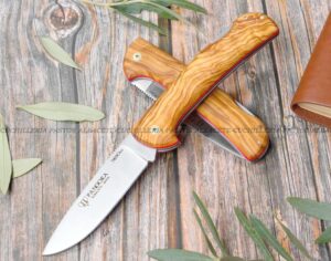 La Navaja Cudeman Pandora 388-L es una obra maestra de la cuchillería artesanal de Albacete (España), fabricada por la reconocida casa Cudeman.