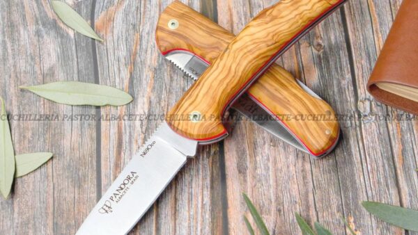 La Navaja Cudeman Pandora 388-L es una obra maestra de la cuchillería artesanal de Albacete (España), fabricada por la reconocida casa Cudeman.