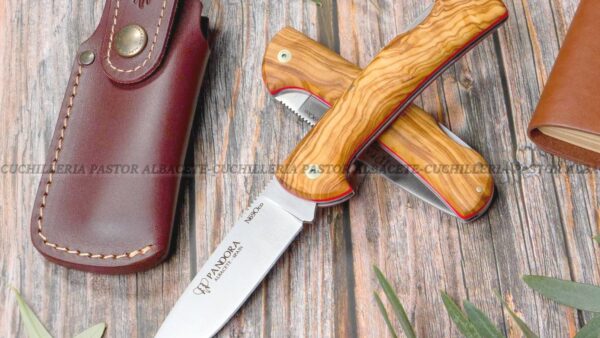 La Navaja Cudeman Pastora 418-LF es una pieza clásica de la cuchillería española, fabricada artesanalmente en Albacete (España) por la prestigiosa marca Cudeman.