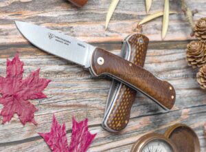 La Navaja Cudeman Mini Pandora 389-JM es una versión compacta y elegante de la prestigiosa serie Pandora, diseñada y fabricada por Cudeman en Albacete