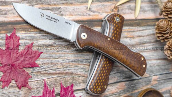 La Navaja Cudeman Mini Pandora 389-JM es una versión compacta y elegante de la prestigiosa serie Pandora, diseñada y fabricada por Cudeman en Albacete