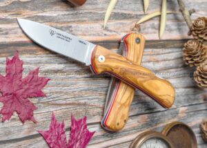 La Navaja Cudeman Mini Pandora 389-L es una versión compacta y elegante de la prestigiosa serie Pandora, diseñada y fabricada por Cudeman en Albacete