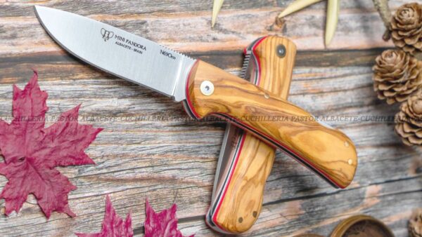 La Navaja Cudeman Mini Pandora 389-L es una versión compacta y elegante de la prestigiosa serie Pandora, diseñada y fabricada por Cudeman en Albacete