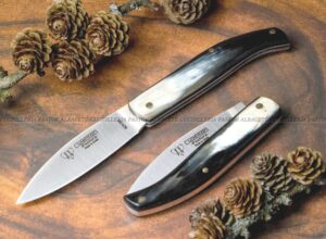 La Navaja Cudeman Pastora 418-A es una pieza clásica de la cuchillería española, fabricada artesanalmente en Albacete (España) por la prestigiosa marca Cudeman.