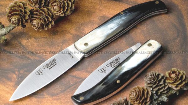 La Navaja Cudeman Pastora 418-A es una pieza clásica de la cuchillería española, fabricada artesanalmente en Albacete (España) por la prestigiosa marca Cudeman.
