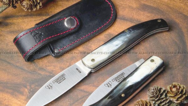 a Navaja Cudeman Pastora 418-AF es una pieza clásica de la cuchillería española, fabricada artesanalmente en Albacete (España) por la prestigiosa marca Cudeman.
