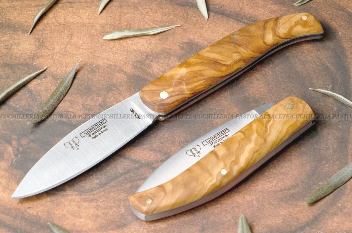 La Navaja Cudeman Pastora 418-L es una pieza clásica de la cuchillería española, fabricada artesanalmente en Albacete (España) por la prestigiosa marca Cudeman.