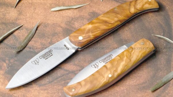 La Navaja Cudeman Pastora 418-L es una pieza clásica de la cuchillería española, fabricada artesanalmente en Albacete (España) por la prestigiosa marca Cudeman.
