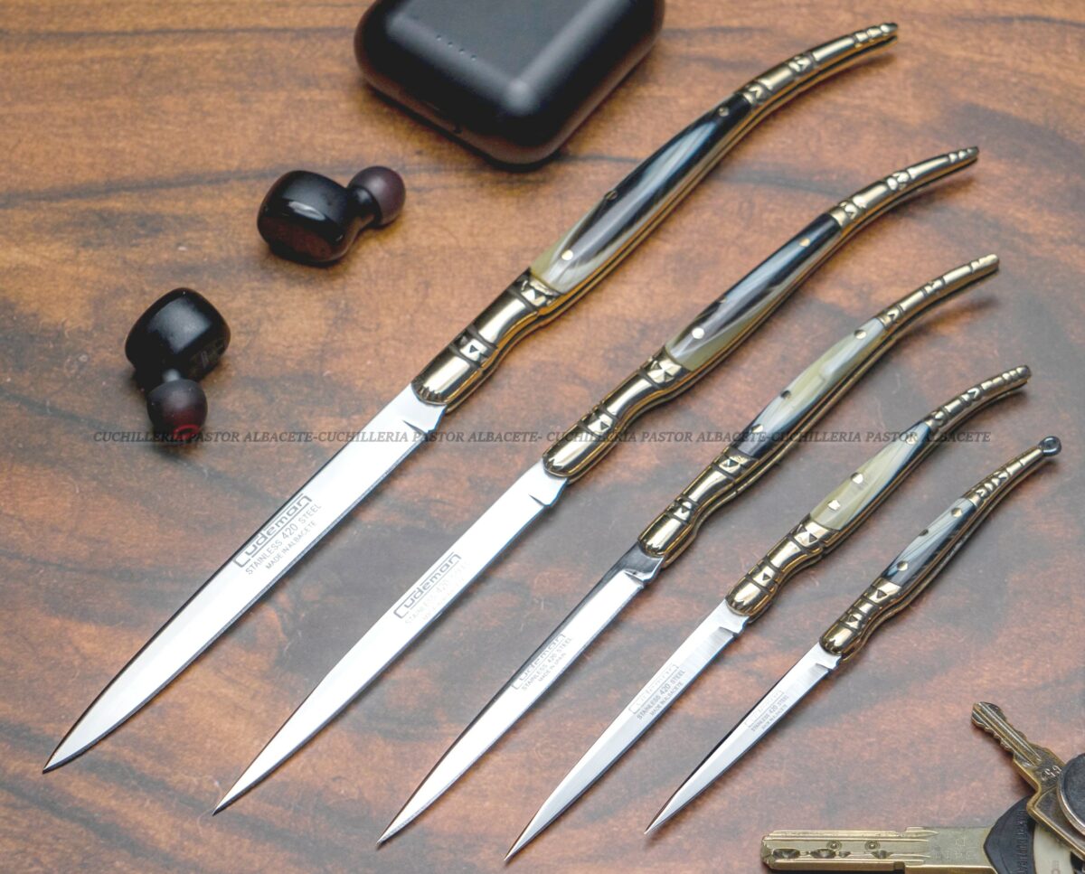 La Navaja Estilete Cudeman con mango imitación de asta (modelos 401-A, 402-A, 403-A, etc.) es la elección perfecta si buscas una pieza con estilo tradicional, ligereza y buena presentación.