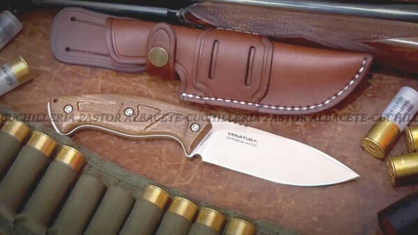 El Extrema Ratio Venatus F Madera Satín (referencia 0089/SAT/WD) es un cuchillo de caza de alta gama, pensado para quienes buscan elegancia, funcionalidad y durabilidad en cada salida al campo