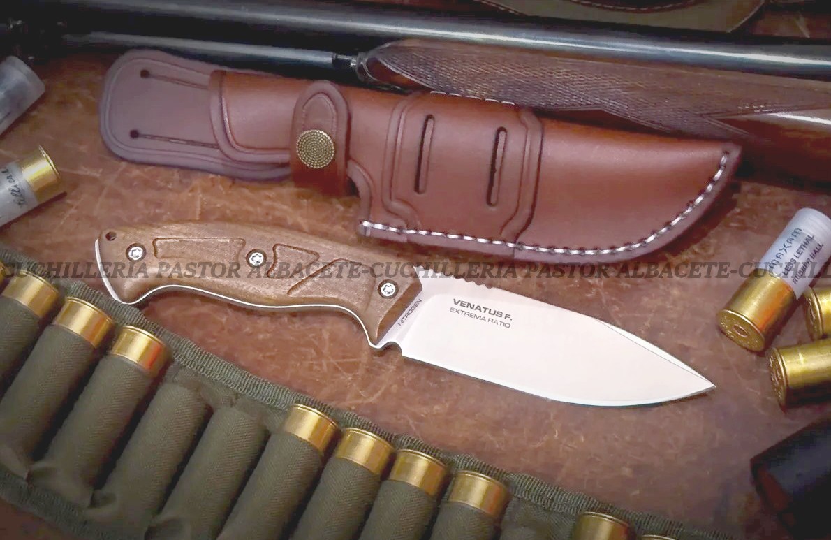 El Extrema Ratio Venatus F Madera Satín (referencia 0089/SAT/WD) es un cuchillo de caza de alta gama, pensado para quienes buscan elegancia, funcionalidad y durabilidad en cada salida al campo