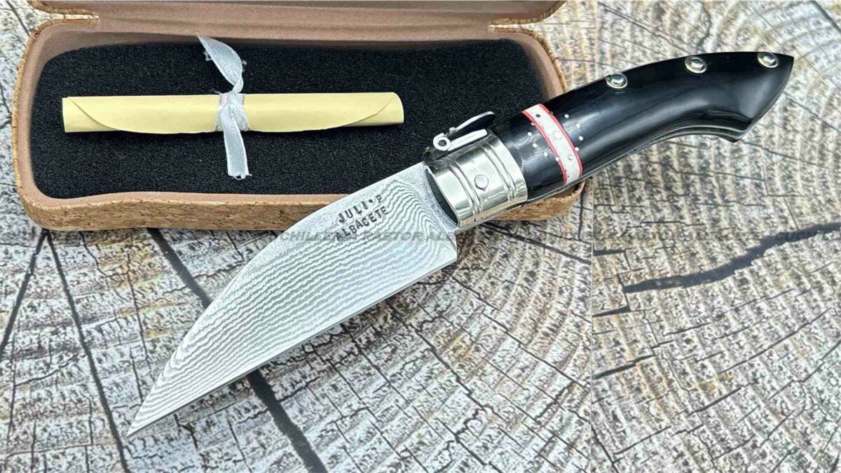 La Navaja Mallorquina Pastora Julian Panadero es una pieza de alta artesanía, creada completamente a mano por el reconocido fabricante de cuchillos y navajas Julian Panadero.