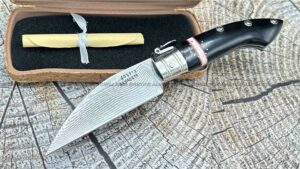 La Navaja Mallorquina Pastora Julian Panadero es una pieza de alta artesanía, creada completamente a mano por el reconocido fabricante de cuchillos y navajas Julian Panadero.