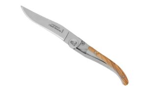 La Navaja Claude Dozorme 4913O es una navaja de bolsillo clásica y elegante, diseñada y fabricada en Thiers, Francia, es una pieza de alta calidad y sus innovaciones técnicas dentro del mundo de las navajas Laguiole.