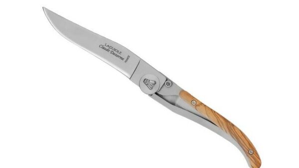 La Navaja Claude Dozorme 4913O es una navaja de bolsillo clásica y elegante, diseñada y fabricada en Thiers, Francia, es una pieza de alta calidad y sus innovaciones técnicas dentro del mundo de las navajas Laguiole.