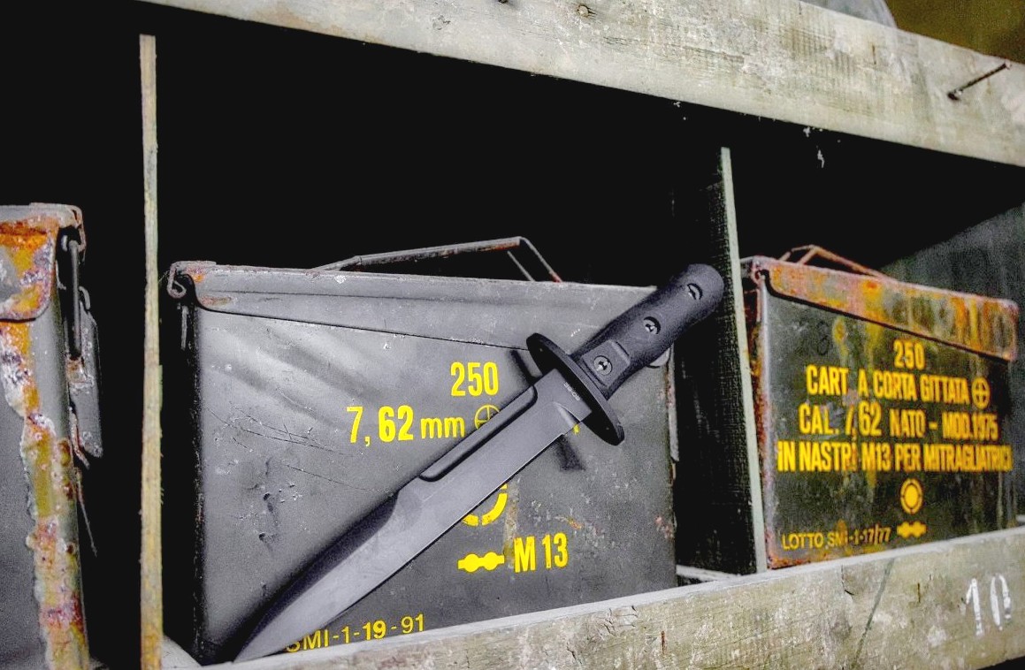 El Extrema Ratio 39-09 OPERATIVO es una pieza de corte táctico/combate diseñada sobre la base del histórico “Pugnale da paracadutista assaltatore mod. 1939”, que utilizaron los paracaidistas italianos.