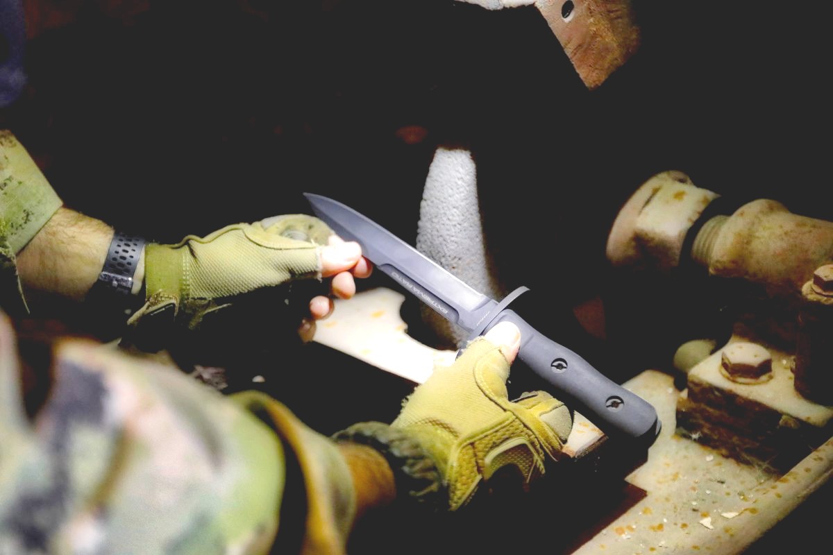 El Extrema Ratio 39-09 OPERATIVO es una pieza de corte táctico/combate diseñada sobre la base del histórico “Pugnale da paracadutista assaltatore mod. 1939”, que utilizaron los paracaidistas italianos.