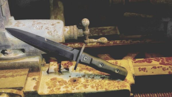 El Extrema Ratio 39-09 OPERATIVO es una pieza de corte táctico/combate diseñada sobre la base del histórico “Pugnale da paracadutista assaltatore mod. 1939”, que utilizaron los paracaidistas italianos.