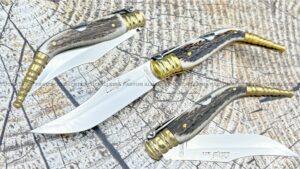 Navaja Celaya Bandolera es una pieza icónica de la cuchillería tradicional española, fabricada de forma artesanal en Albacete, cuna de los mejores cuchilleros del mundo.