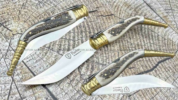 Navaja Pastor Bandolera  es una pieza icónica de la cuchillería tradicional española, fabricada de forma artesanal en Albacete,