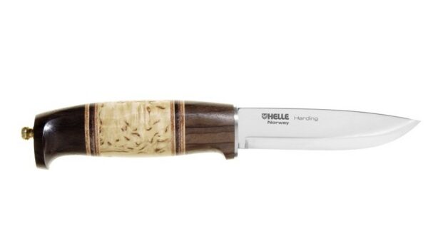 Helle H099 Harding es una de las piezas más emblemáticas de la cuchillería Helle, una marca noruega reconocida por su maestría artesanal desde 1932.