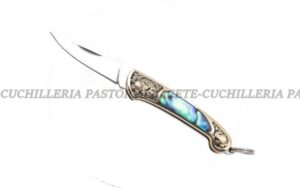 La Navaja Miniatura Third N89-7 combina artesanía, diseño elegante y funcionalidad en un formato extremadamente compacto.