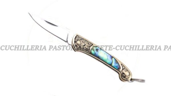 La Navaja Miniatura Third N89-7 combina artesanía, diseño elegante y funcionalidad en un formato extremadamente compacto.