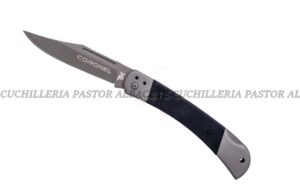 La Tramuntana Knives Coronel, es una navaja robusta, moderna y diseñada para usuarios que buscan fiabilidad, estética táctica y materiales de alto rendimiento.