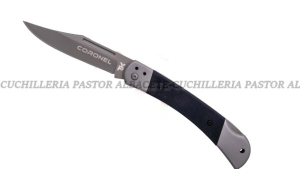 La Tramuntana Knives Coronel, es una navaja robusta, moderna y diseñada para usuarios que buscan fiabilidad, estética táctica y materiales de alto rendimiento.