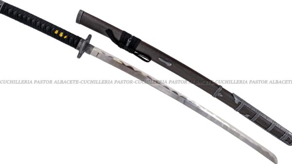 La Katana  inspirada en el videojuego Sekiro: Shadows Die Twice es una espectacular réplica no oficial diseñada para coleccionistas, amantes de la cultura japonesa y fans del gaming.