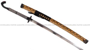 La Katana Cobra Negra es una espada decorativa de alto impacto visual, diseñada para quienes buscan una pieza potente, exótica y agresiva dentro del mundo de las katanas de fantasía.