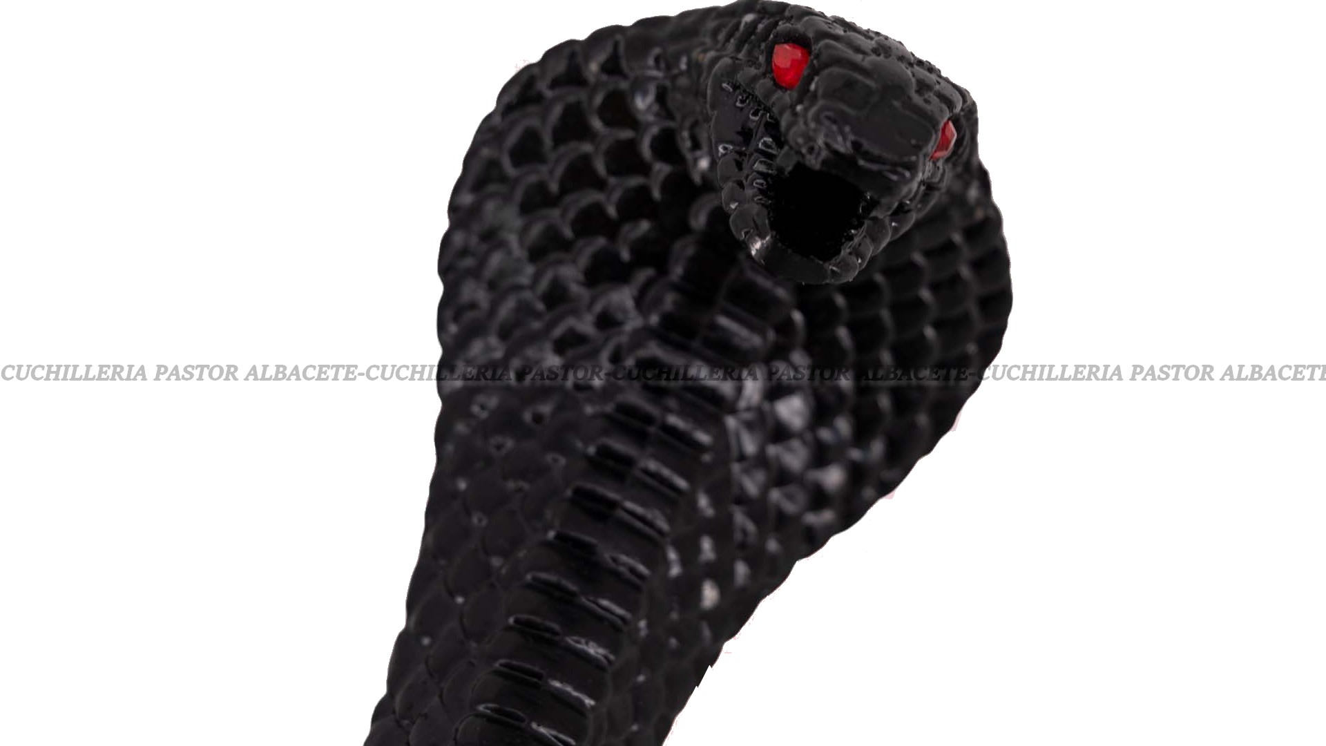 La Katana Cobra Negra es una espada decorativa de alto impacto visual, diseñada para quienes buscan una pieza potente, exótica y agresiva dentro del mundo de las katanas de fantasía.