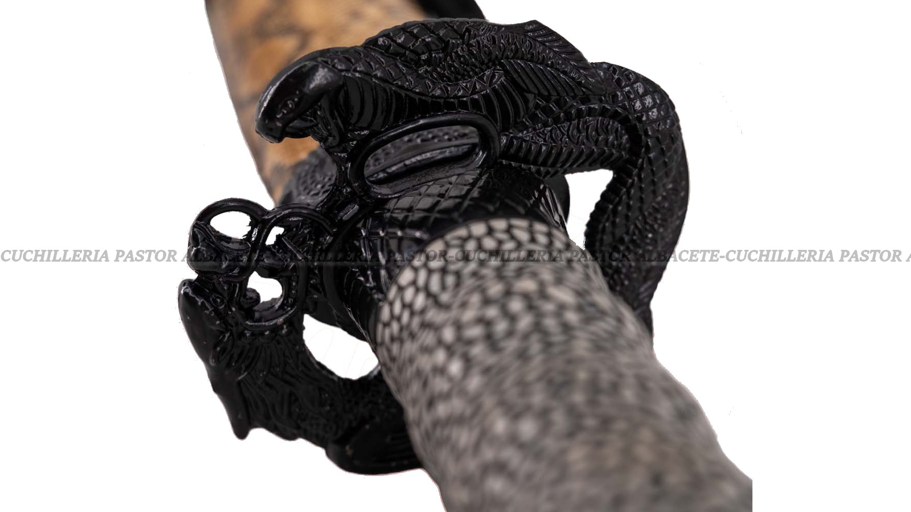 La Katana Cobra Negra es una espada decorativa de alto impacto visual, diseñada para quienes buscan una pieza potente, exótica y agresiva dentro del mundo de las katanas de fantasía.