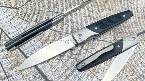 La Navaja Salamandra One Valeria Titanio y G10 Negro, fabricada por Alfa Cuchillería, es una herramienta EDC (Every Day Carry) que combina diseño elegante, materiales premium y alto rendimiento.