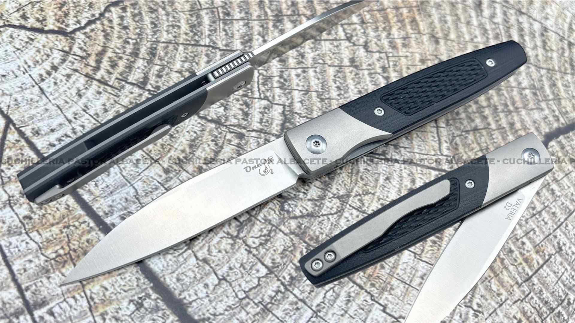 La Navaja Salamandra One Valeria Titanio y G10 Negro, fabricada por Alfa Cuchillería, es una herramienta EDC (Every Day Carry) que combina diseño elegante, materiales premium y alto rendimiento.