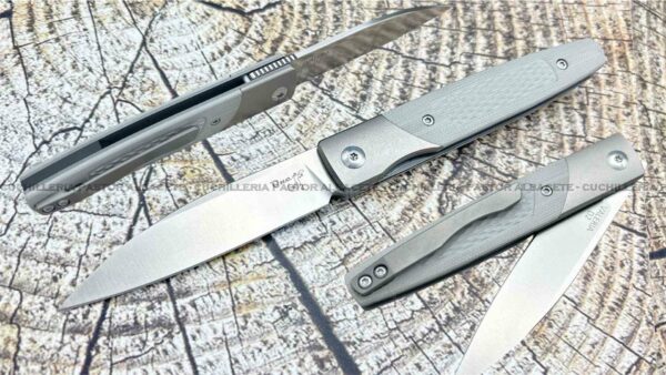 La Navaja Salamandra One Valeria Titanio y G10 Gris, fabricada por Alfa Cuchillería, es una herramienta EDC (Every Day Carry) que combina diseño elegante, materiales premium y alto rendimiento.