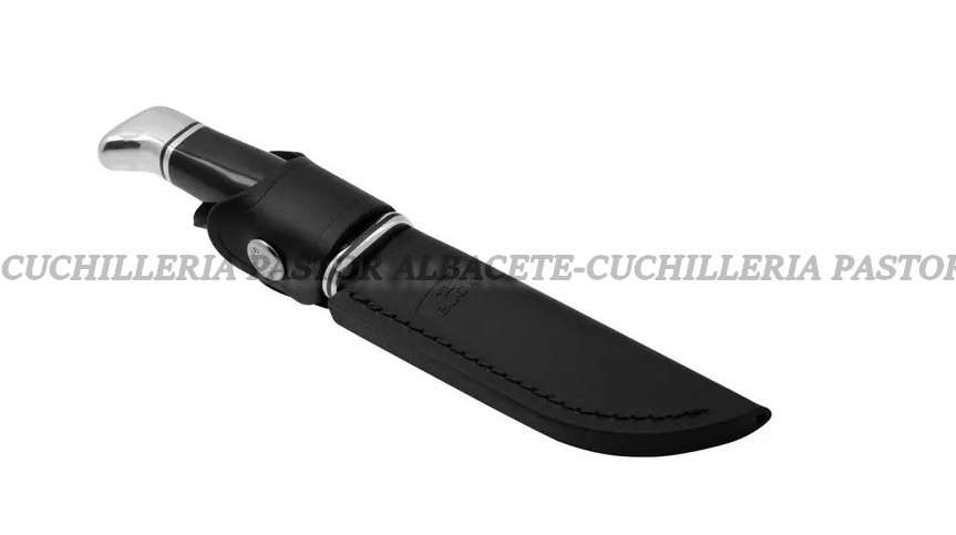 El Buck Brahma 0117BKS es un cuchillo de hoja fija diseñado para los amantes de la caza, el bushcraft y las actividades al aire libre