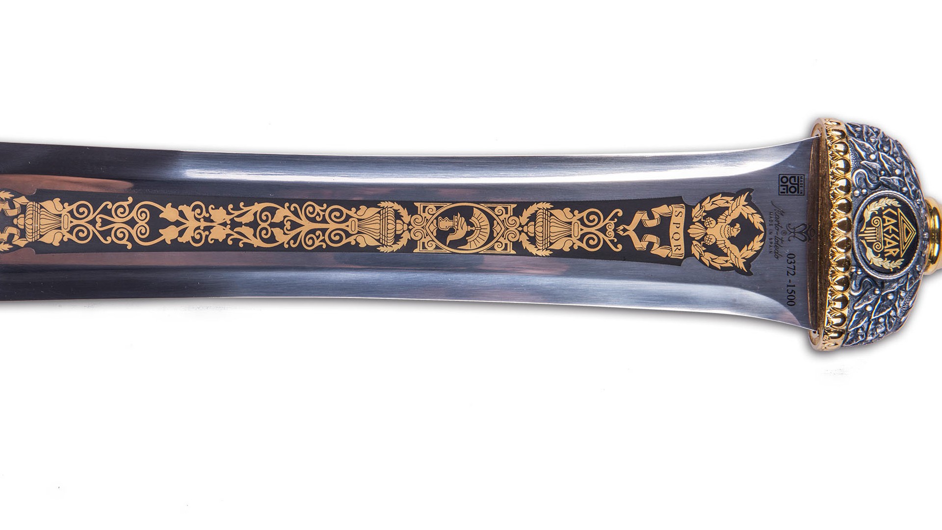 La espada inspirada en Cayo Julio César (101 a. C. – 44 a. C.), uno de los líderes más influyentes de la Roma antigua, rinde homenaje al estratega militar, político y orador que transformó la República romana.