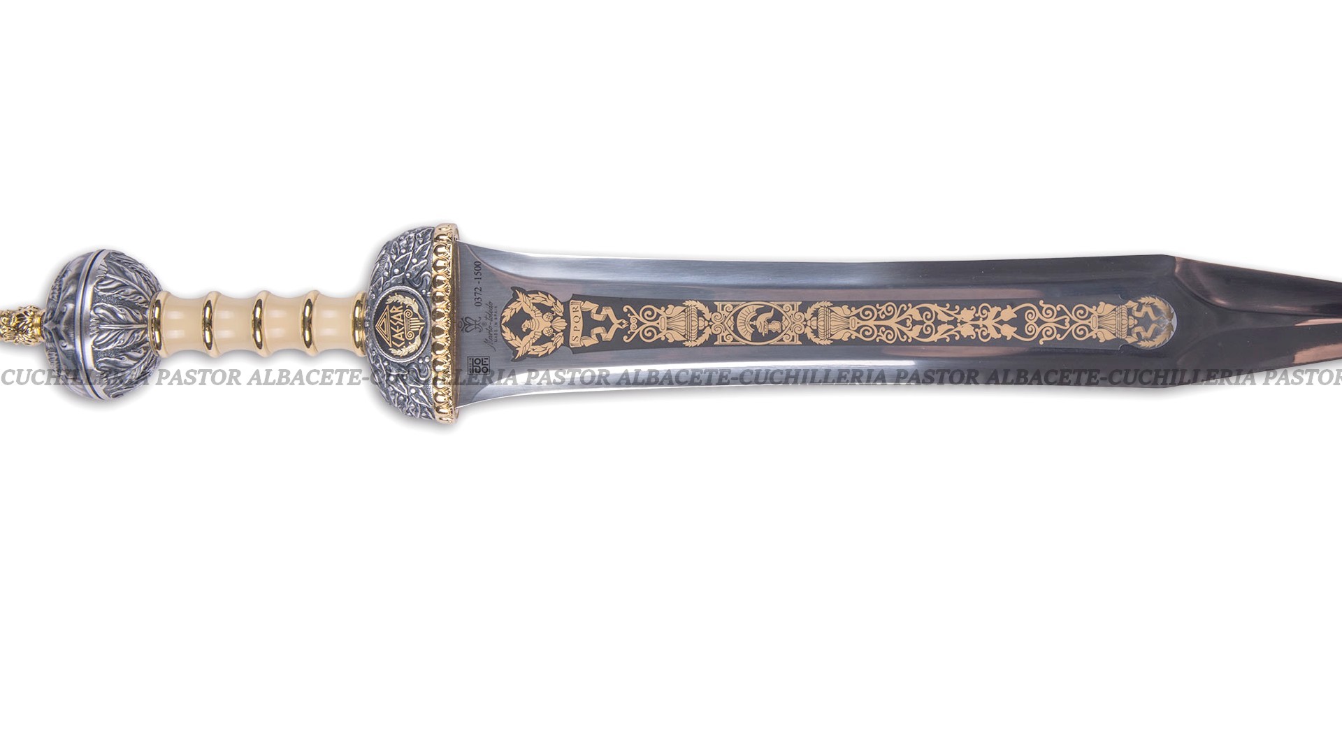 La espada inspirada en Cayo Julio César (101 a. C. – 44 a. C.), uno de los líderes más influyentes de la Roma antigua, rinde homenaje al estratega militar, político y orador que transformó la República romana.