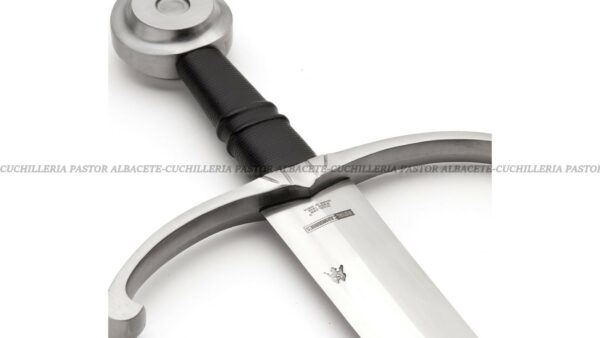 La Royal Armouries Sword #IX.1426 es una extraordinaria espada de caballero datada a finales del siglo XV, probablemente de procedencia inglesa.