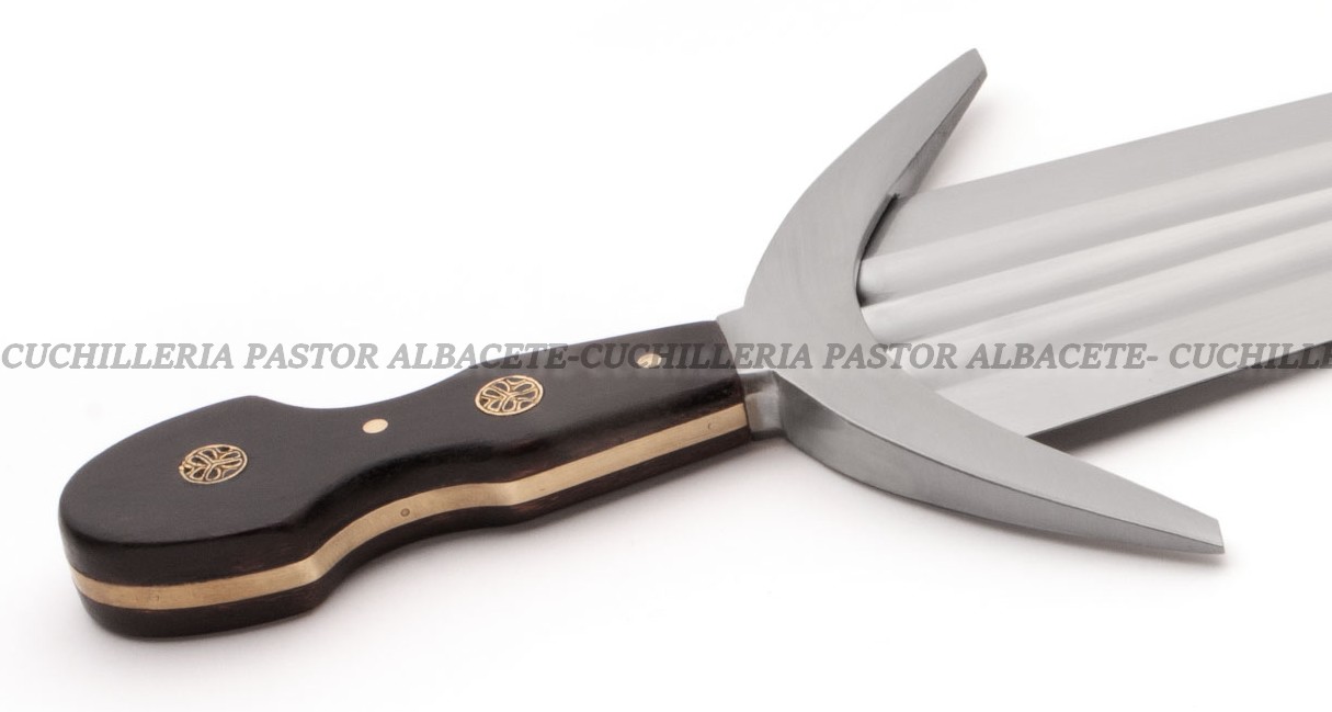 La Cinquedea es una espada corta o daga grande de origen italiano,