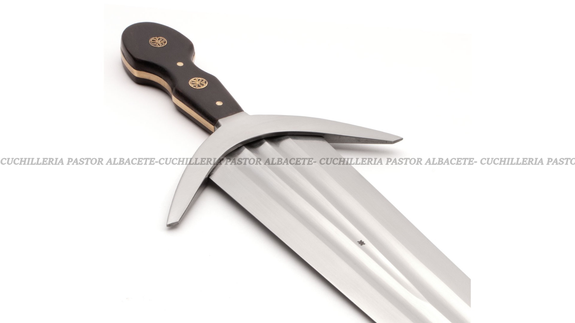 La Cinquedea es una espada corta o daga grande de origen italiano,