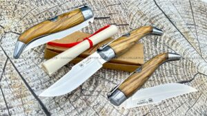 La Navaja Albacete Expósito AB/0-O es una pieza tradicional que combina la artesanía española con materiales de alta calidad, ofreciendo un equilibrio perfecto entre funcionalidad, resistencia y diseño elegante.