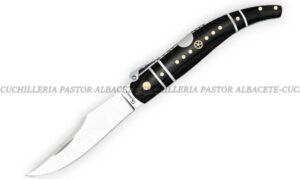 La navaja clásica Albainox Nº 0 con mango negro decorado es una pieza elegante que combina tradición y diseño. Perfecta para coleccionistas y amantes de las navajas clásicas, destaca por su estética cuidada y su construcción robusta.