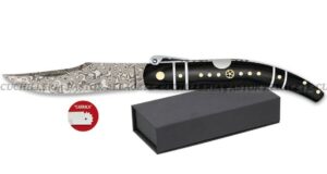 La navaja clásica Albainox Nº 0 Damasco con mango negro decorado es una pieza elegante que combina tradición y diseño. Perfecta para coleccionistas y amantes de las navajas clásicas, destaca por su estética cuidada y su construcción robusta.