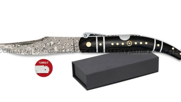 La navaja clásica Albainox Nº 0 Damasco con mango negro decorado es una pieza elegante que combina tradición y diseño. Perfecta para coleccionistas y amantes de las navajas clásicas, destaca por su estética cuidada y su construcción robusta.