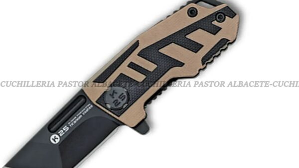 La navaja táctica K25 es una herramienta compacta diseñada para ofrecer máxima resistencia, precisión y funcionalidad en cualquier situación.