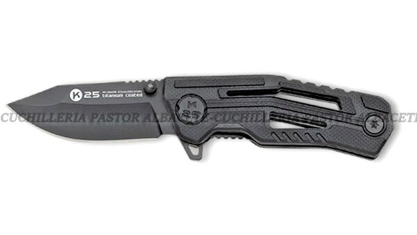 La navaja táctica K25 en acabado negro con efecto fibra de carbono es una opción ideal para quienes buscan una herramienta compacta, ligera y fiable para el día a día (EDC) o actividades al aire libre.
